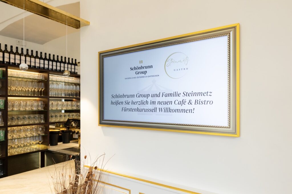 Bilderrahmen mit Willkommensgruß im Fürstenkarussell in Schönbrunn