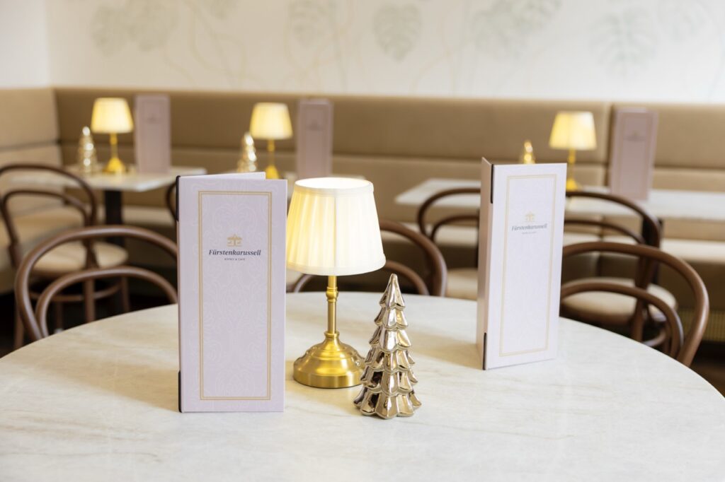 Speisekarten auf den Bistrotischen im Fürstenkarussell in Schönbrunn