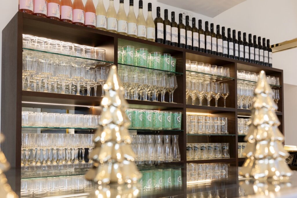 Weingläser und Flaschen im Fürstenkarussell