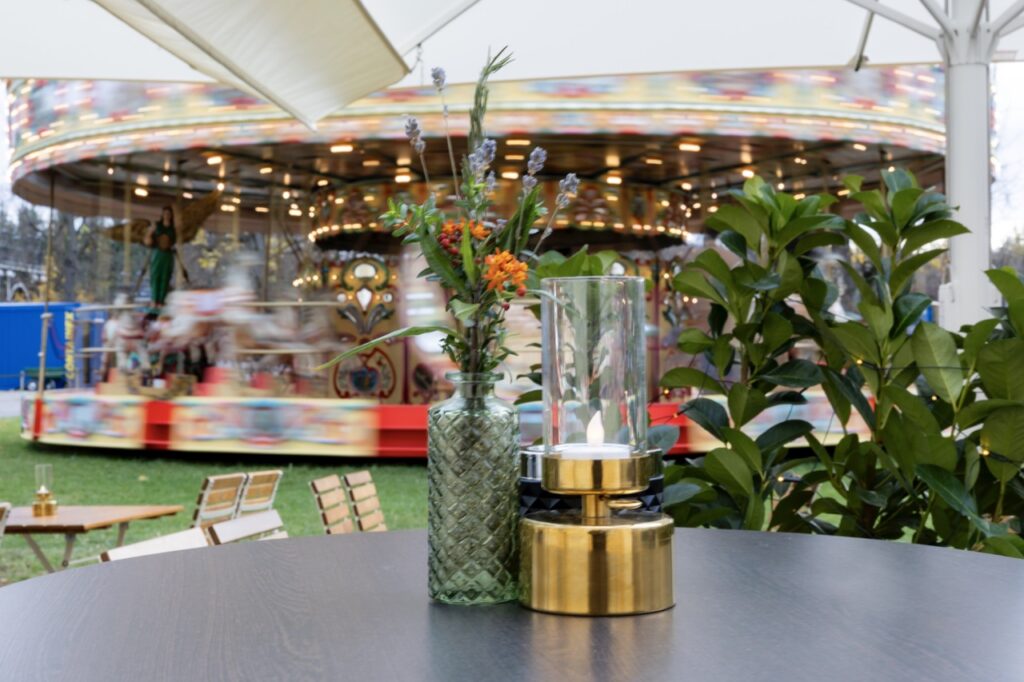 Gastgartenperspektive auf das böhmische Karussell in Schönbrunn