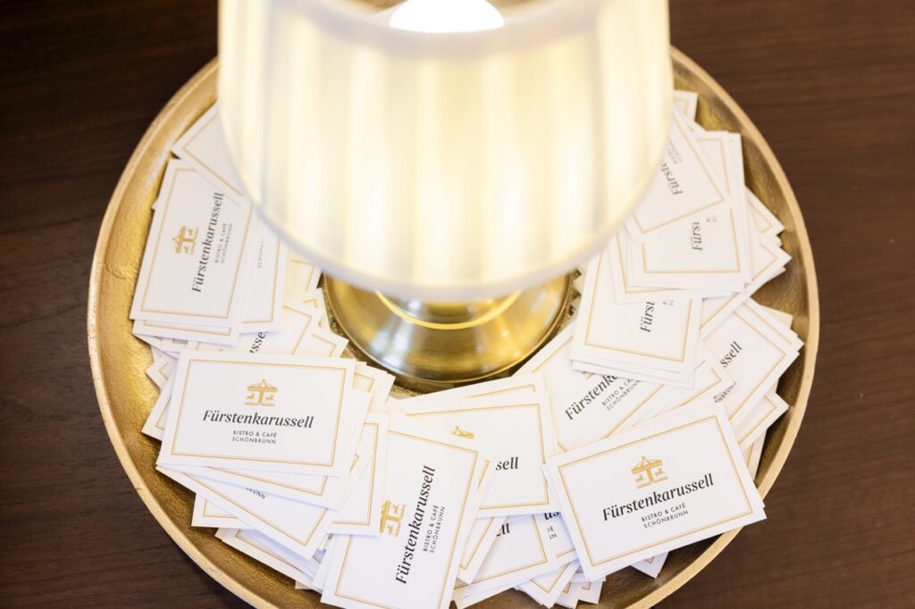 Visitenkarten des Fürstenkarussell Bistro & Cafè in Schönbrunn