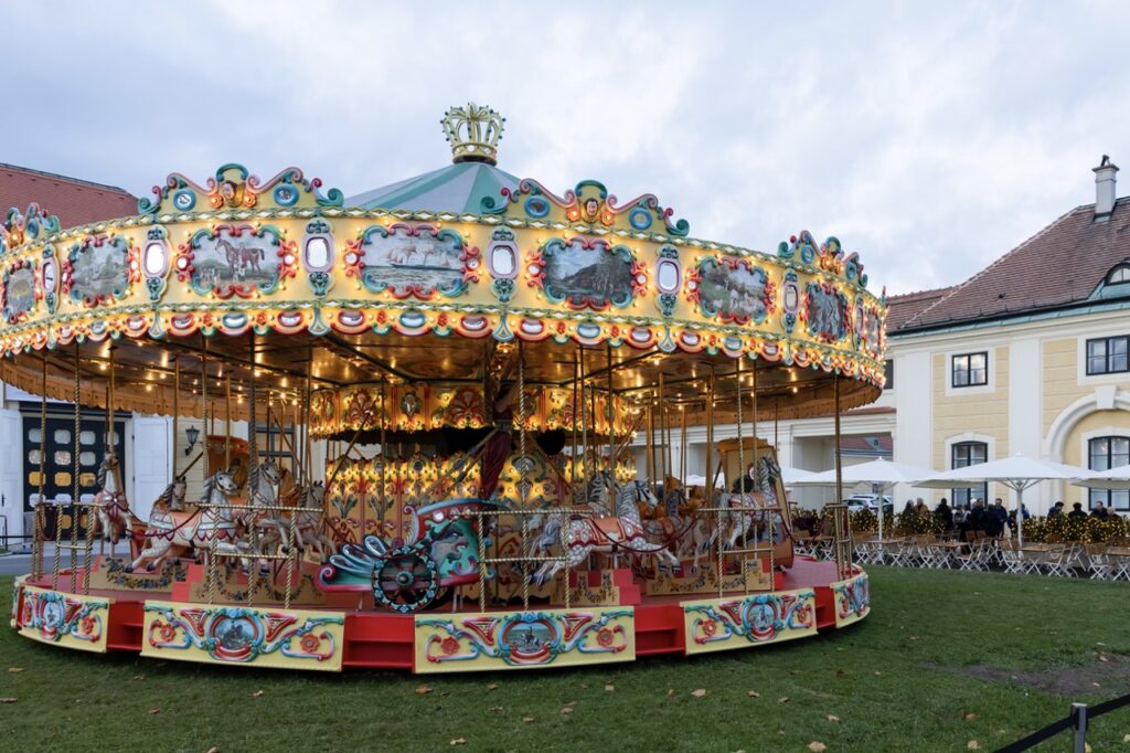 Fürstenkarussell mit Gastgarten in Schönbrunn